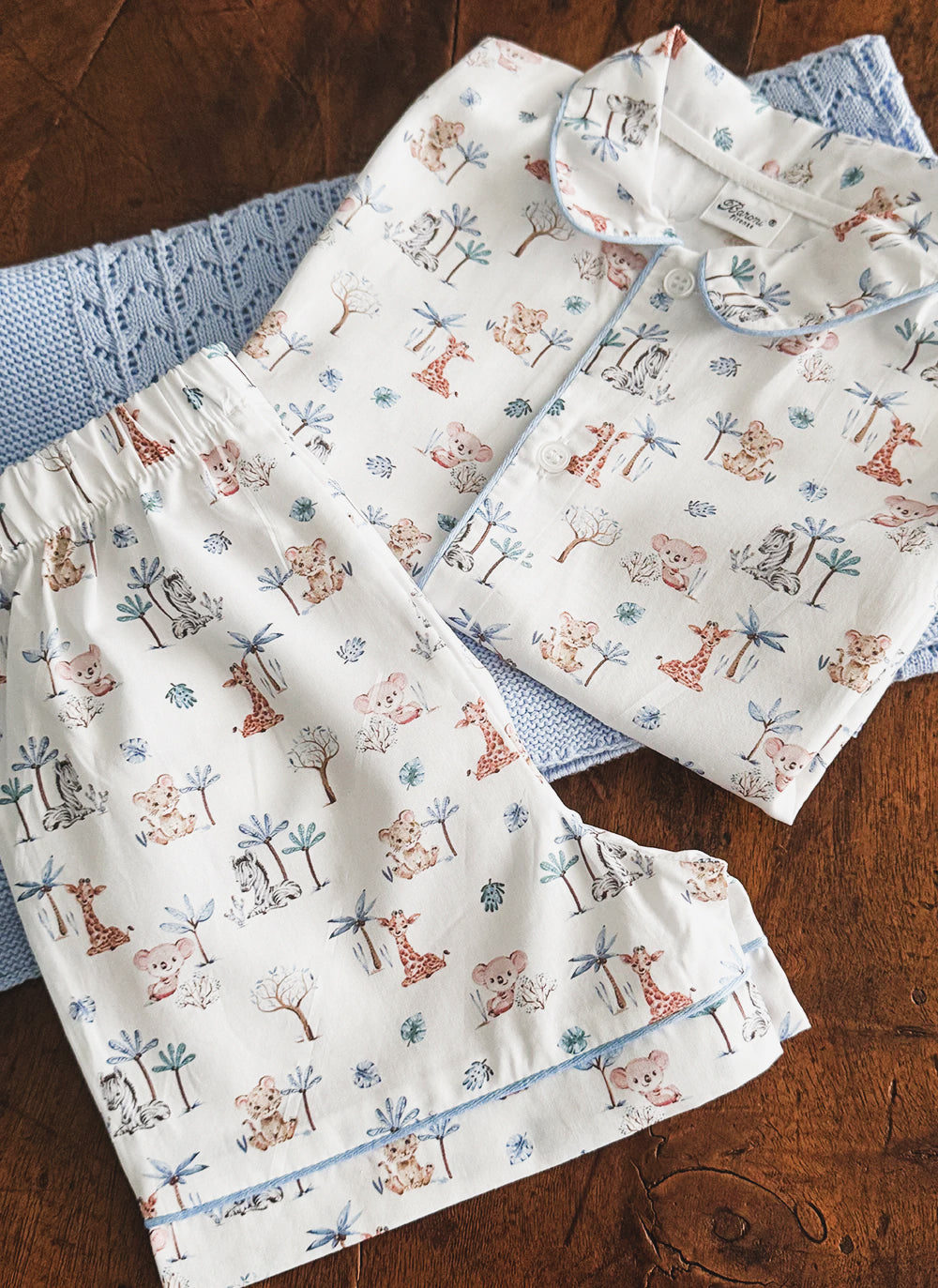 Verve Jelly Pigiama da bambino in raso di seta per bambina, a maniche lunghe, camicia abbottonata, pantaloni lunghi, pigiama a 2 pezzi, pigiama per bambini, blu navy 120 5-6 anni Verve Jelly Pigiama da bambino in raso di seta per bambina, a maniche lunghe, camicia abbottonata, pantaloni lunghi, pigiama a 2 pezzi, pigiama per bambini, blu navy 120 5-6 anni