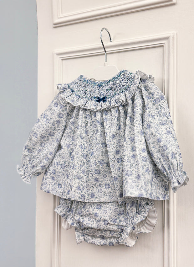 Set Due Pezzi Con Fiori Azzurri E Smock A Mano