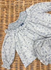 Set Due Pezzi Con Fiori Azzurri E Smock A Mano