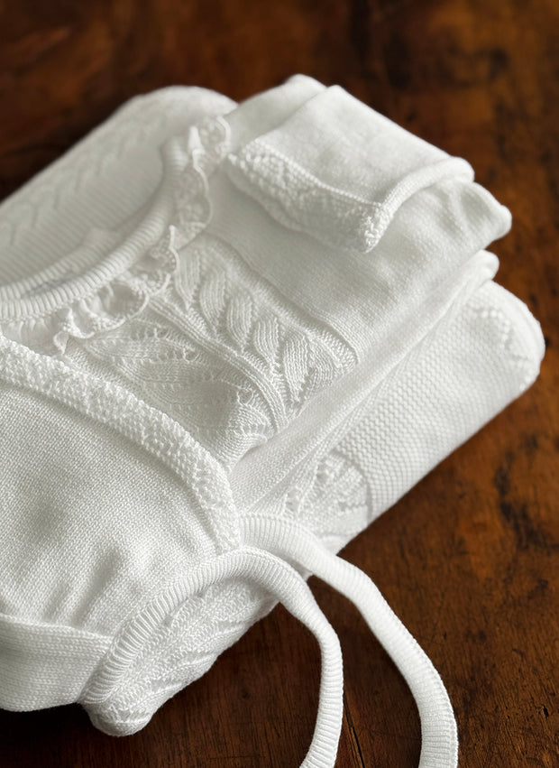 Tre pezzi in maglia di puro cotone con colletto in Sangallo