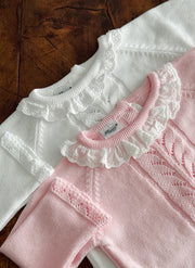 Tre pezzi in maglia di puro cotone con colletto in Sangallo